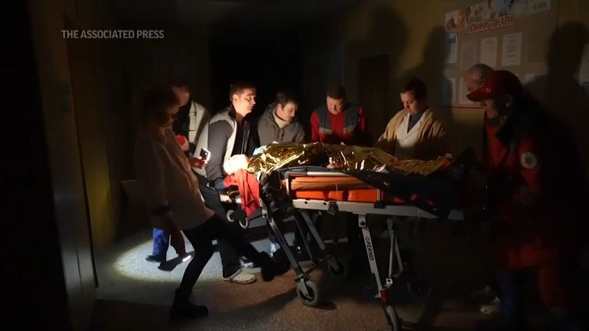 Dramatické záběry z ukrajinské nemocnice. Ruské údery narušily operaci srdce